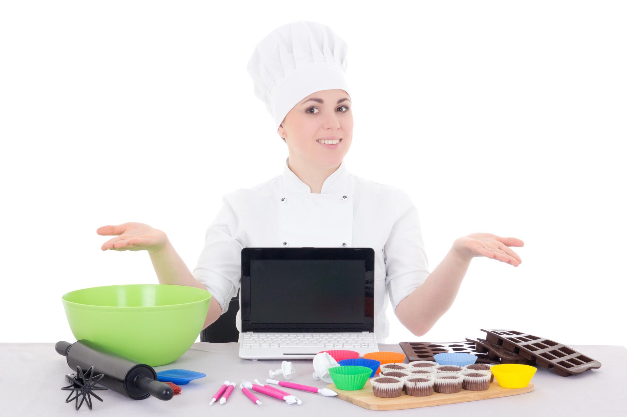 Scena con chef che mostra una preparazione