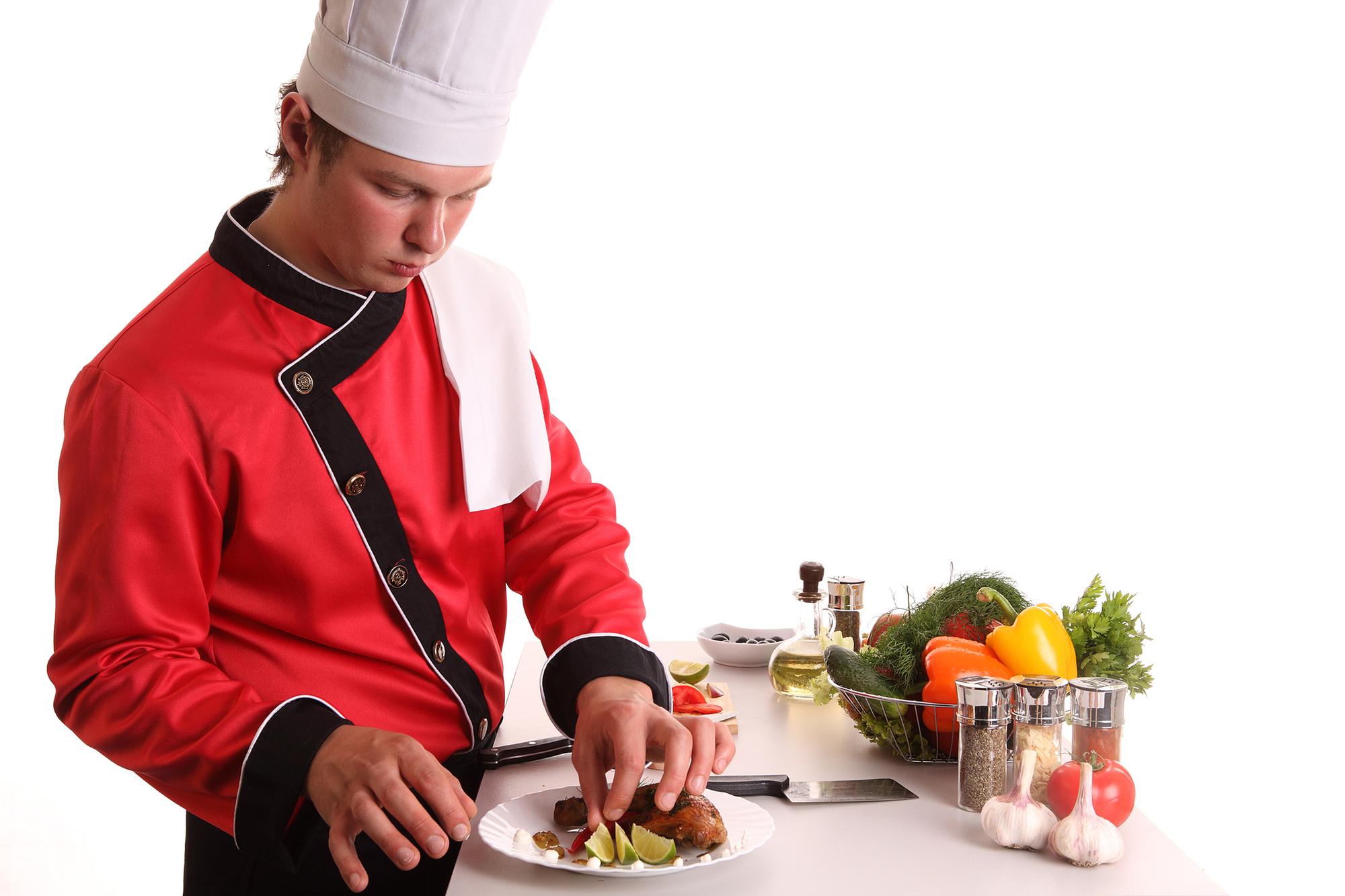 Chef che prepara un piatto veloce nella cucina di casa